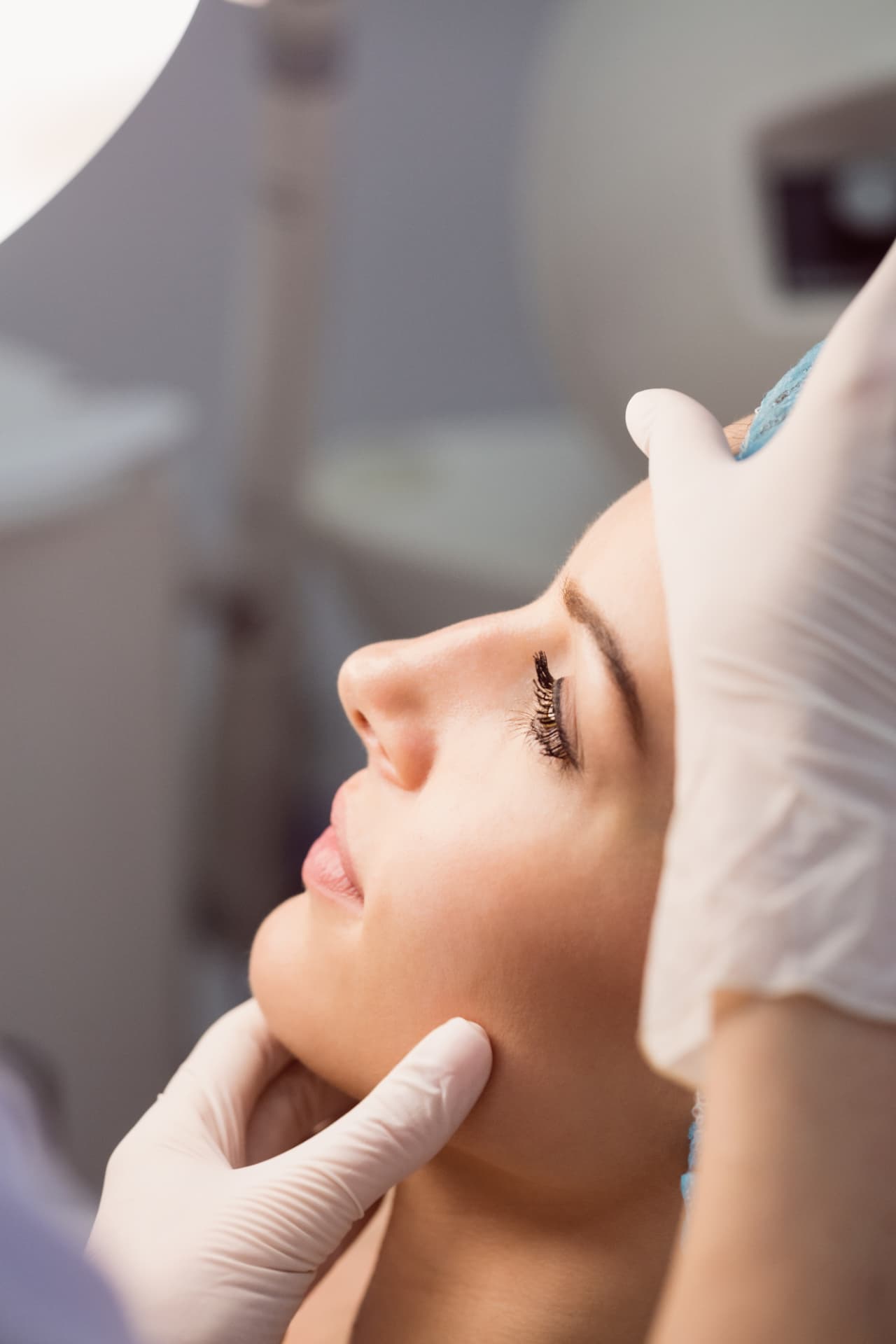 Mulher recebendo procedimento estético facial
